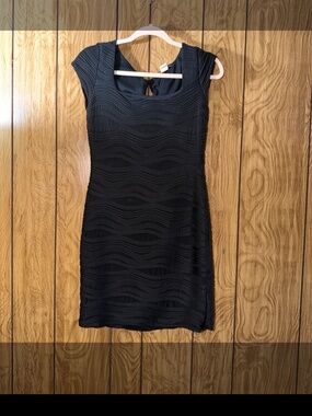 Black textured knee-length dress with cap sleeves size small by Volume One